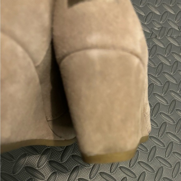 Toms Women's Wedge Comfort Booties Boots Size 9 Suede Tan 2.75" Wedge Neutral - Picture 9 of 10